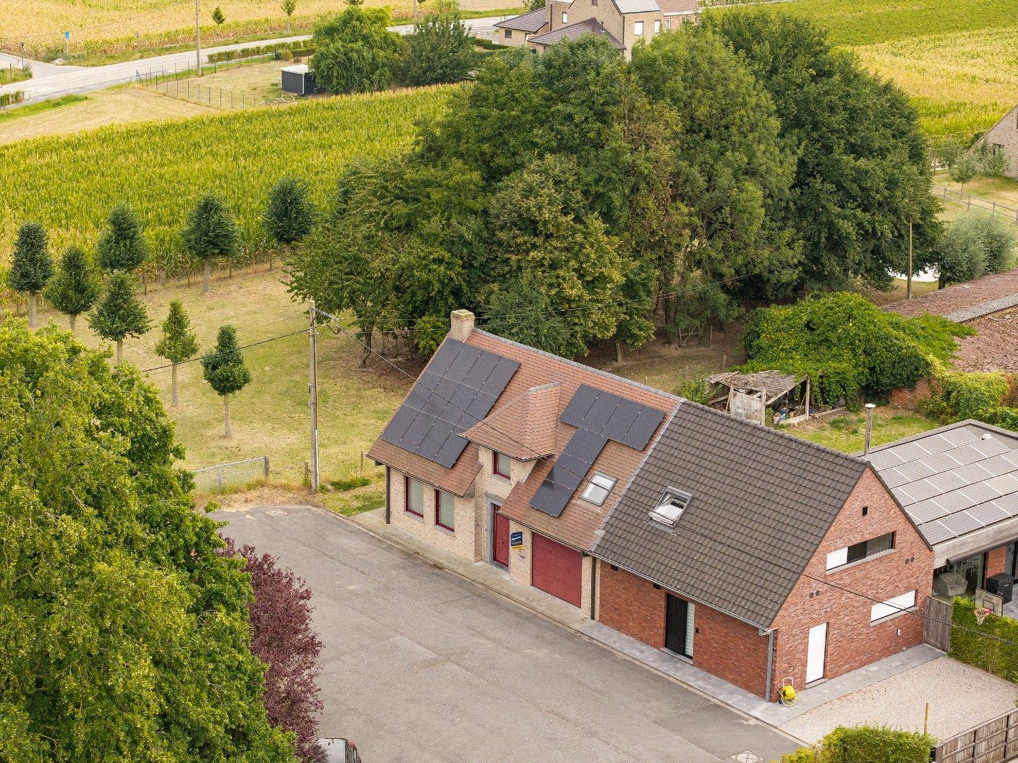 Recente halfopen woning met boomgaard in Ledegem foto {{pictureIndex}}