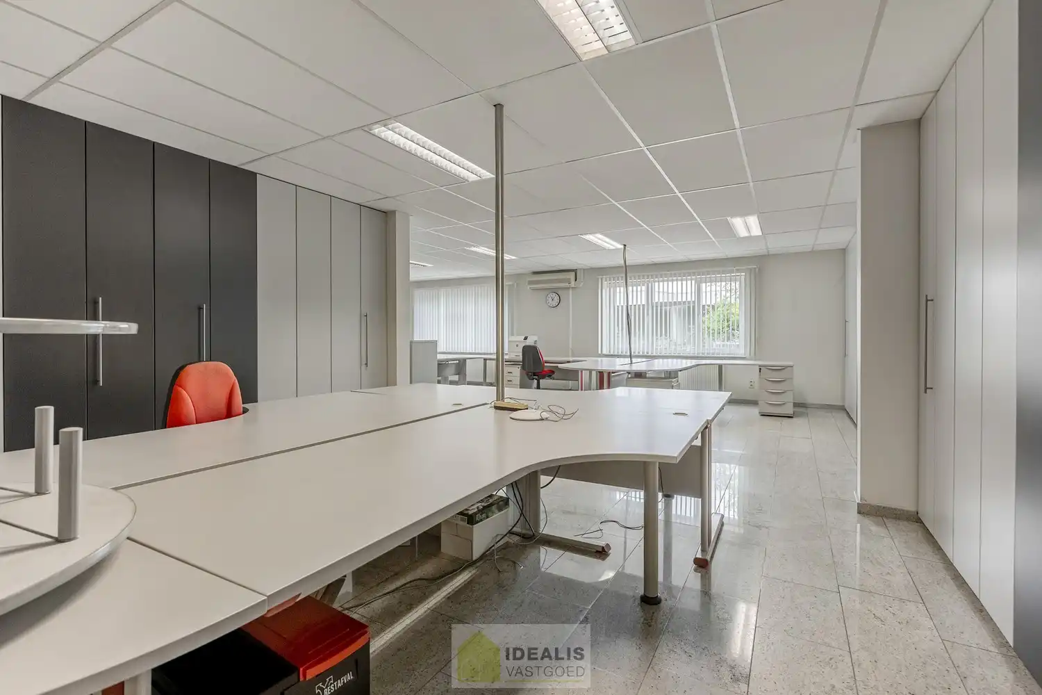 IDEALIS VASTGOED – Industrieel bedrijfsgebouw van maar liefst +-5000m² bruikbare oppervlakte, bestaande uit bedrijfshallen, kantoor- en vergaderruimtes en een appartement met een centrale ligging op industrieterrein Genk Zuid op een perceel van 10.326m² (1,03 hectare). foto 24