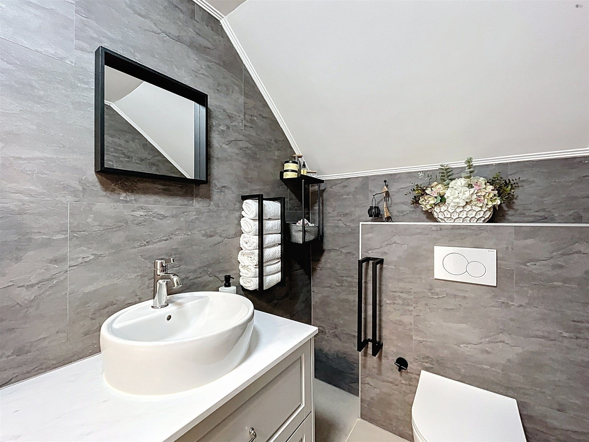 Prachtige instapklare woning met 3 slaapkamers en 3 garages. foto 14