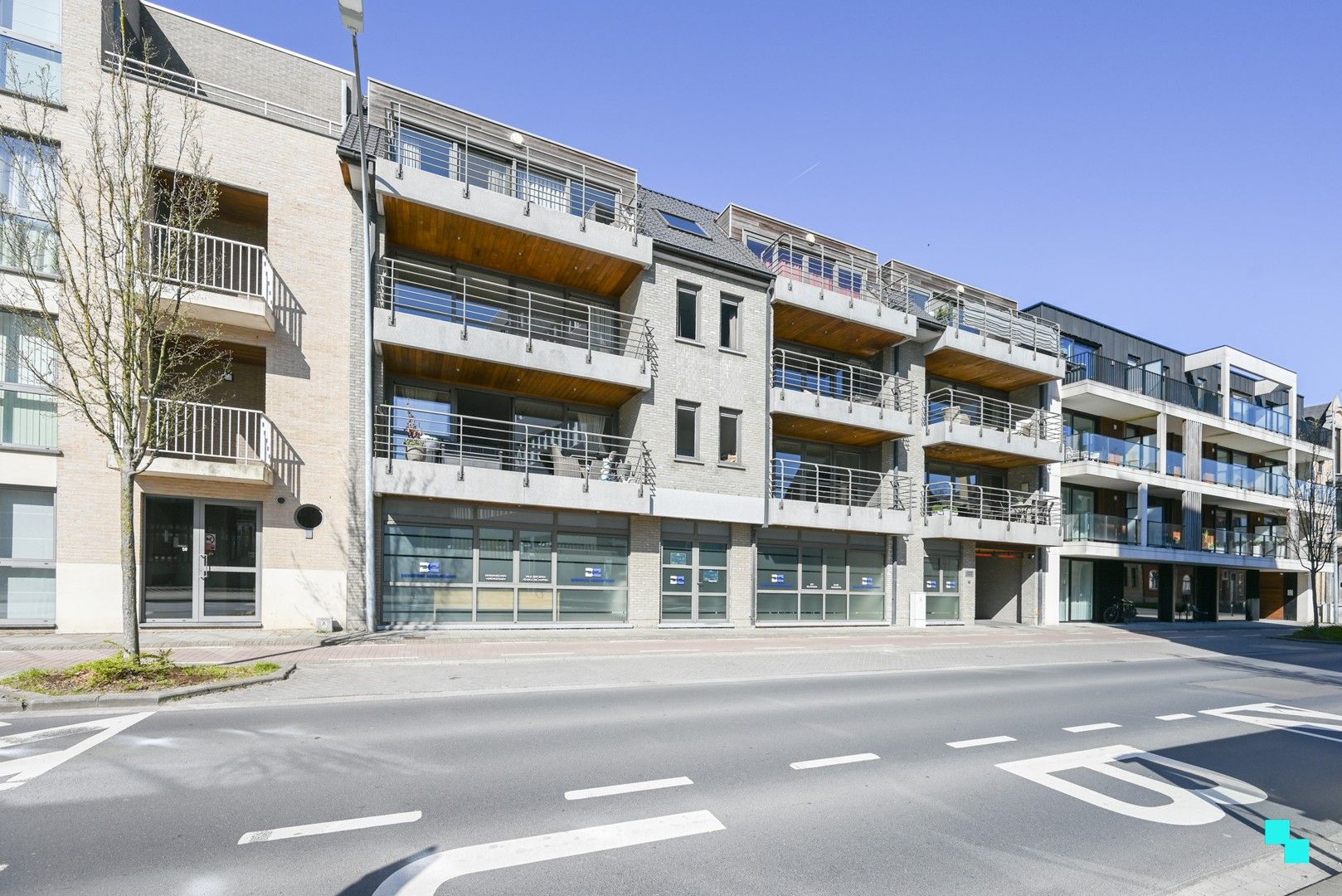 Uiterst commercieel en vlot bereikbaar handelspand (340 m²) te Izegem foto 3
