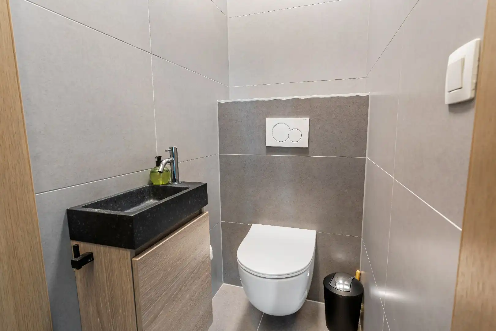 Exclusief gelijkvloers appartement met ruime terrassen, 2 slpk, extra brede autostaanplaats, centrum Genk foto 18