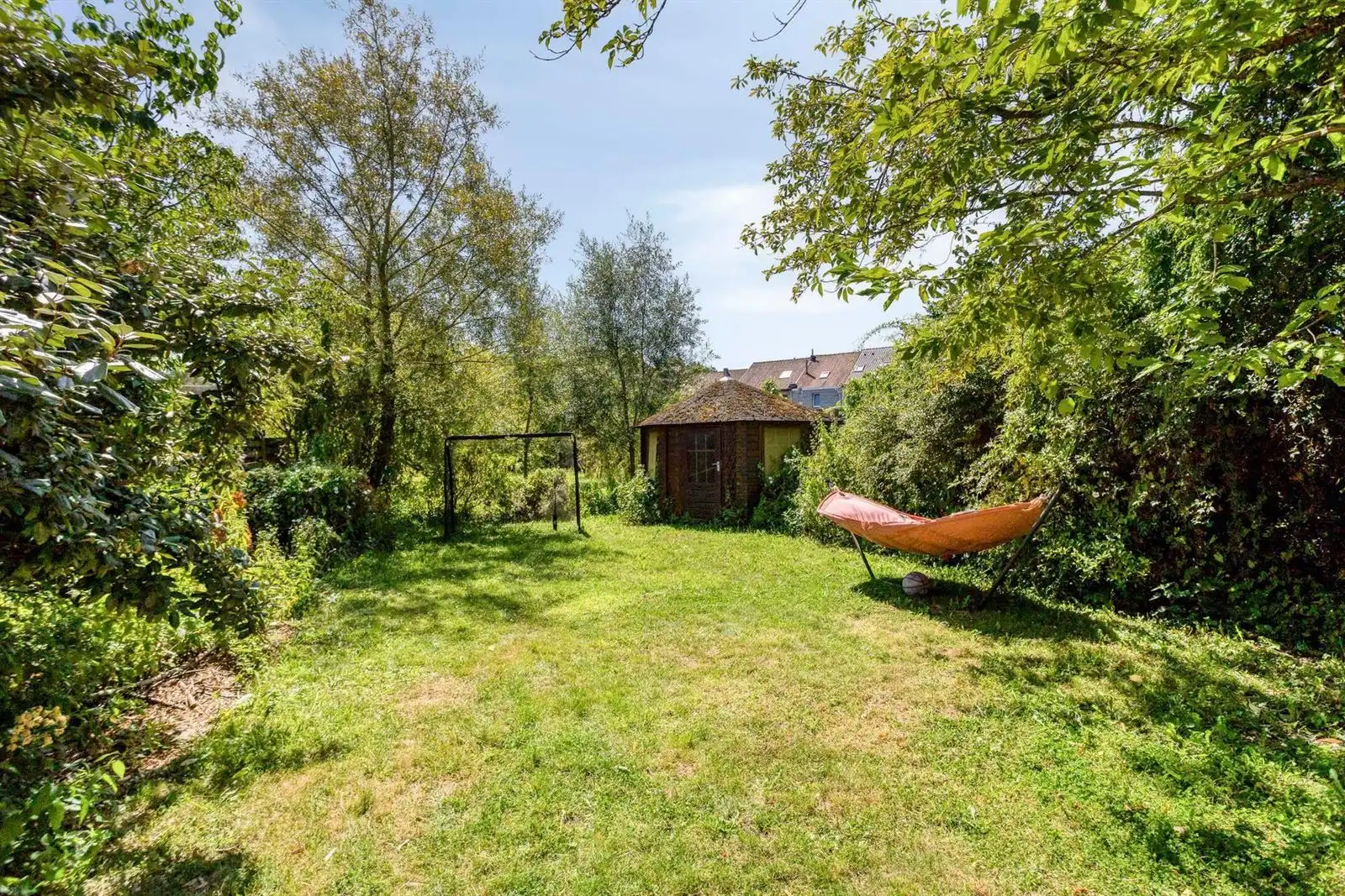 Ruime woning met 5 slaapkamers,tuin en garage foto 8