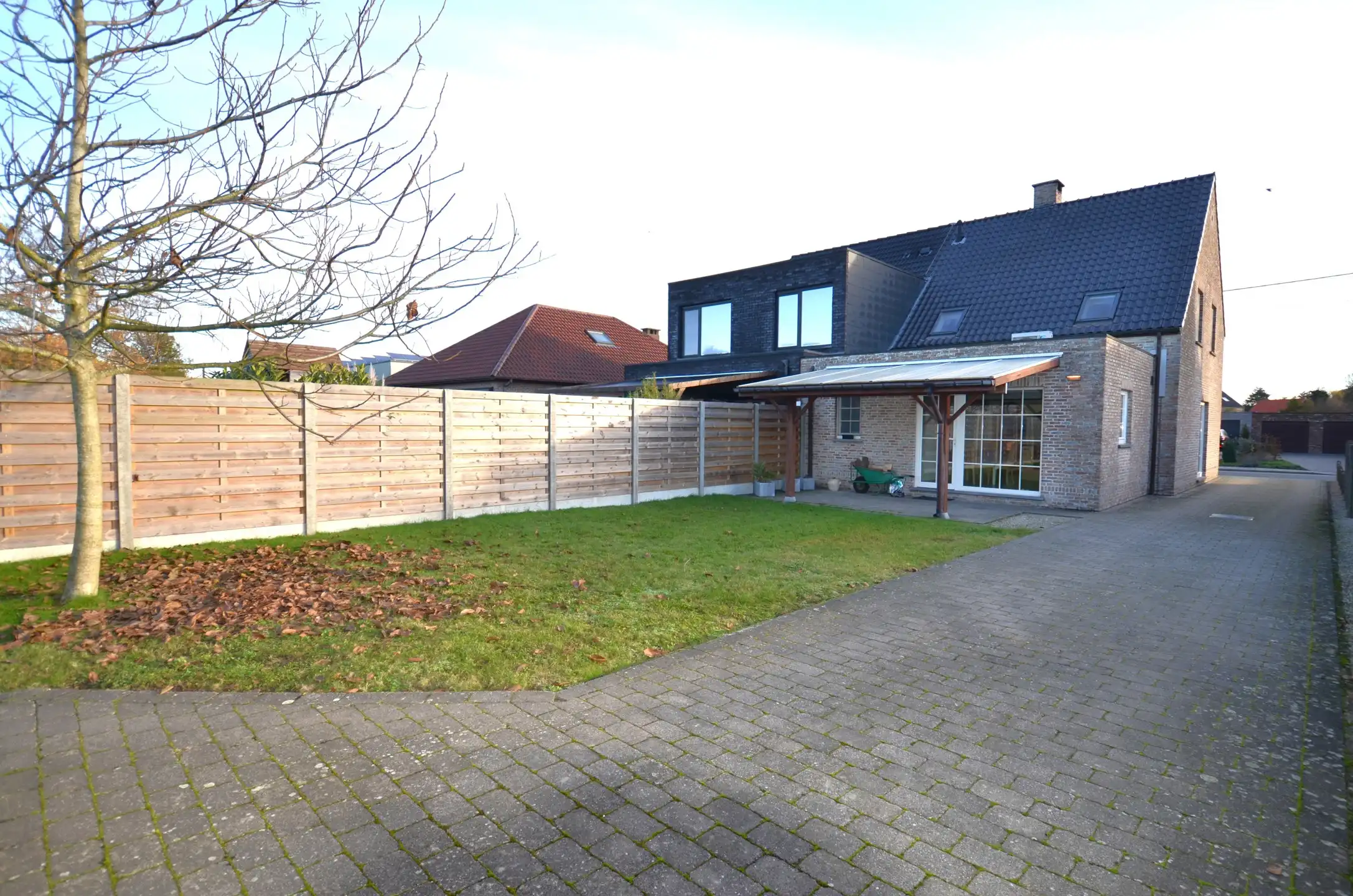 Leuke halfopen bebouwing met drie slaapkamers foto 25