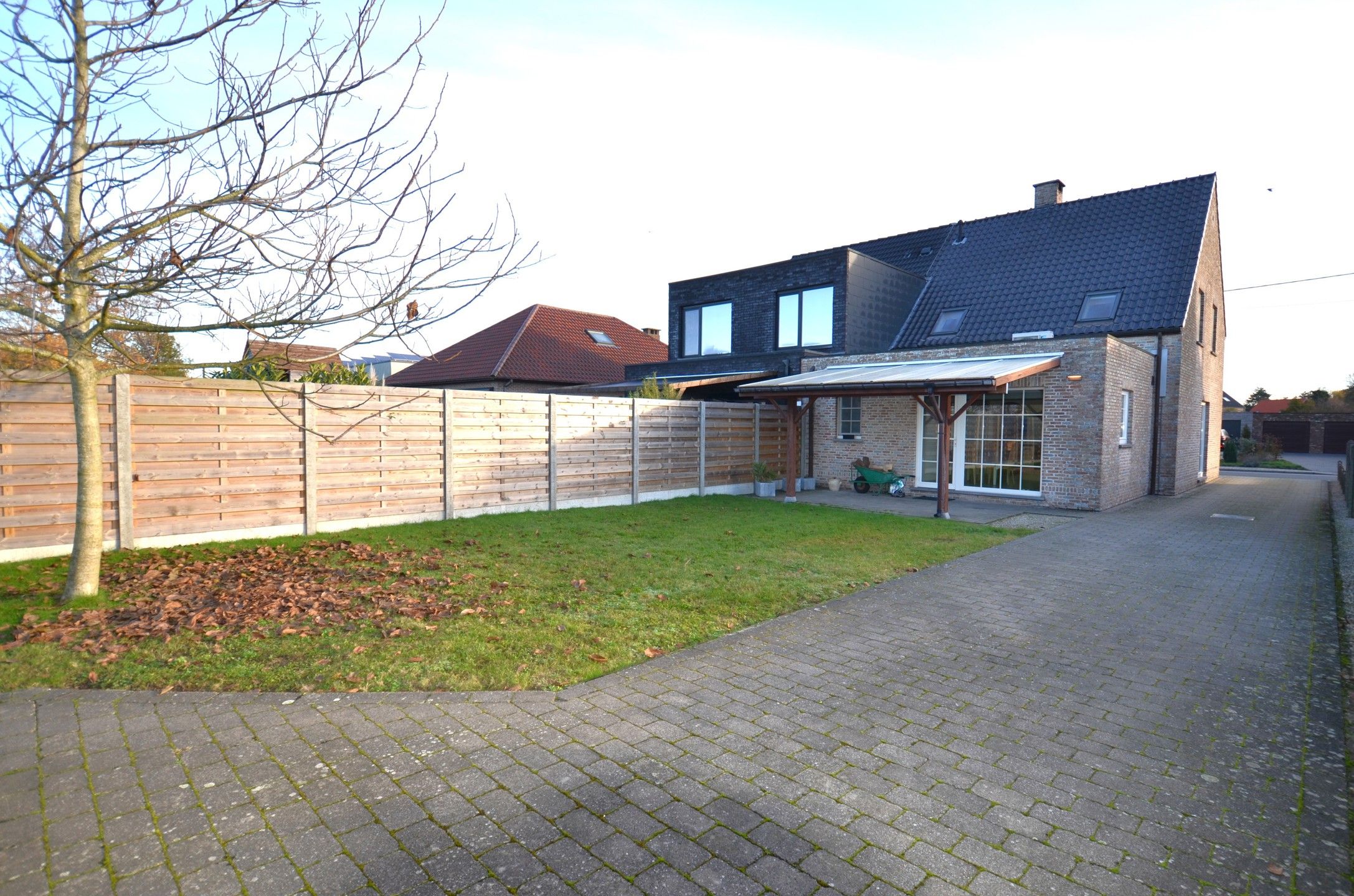 Leuke halfopen bebouwing met drie slaapkamers foto 24