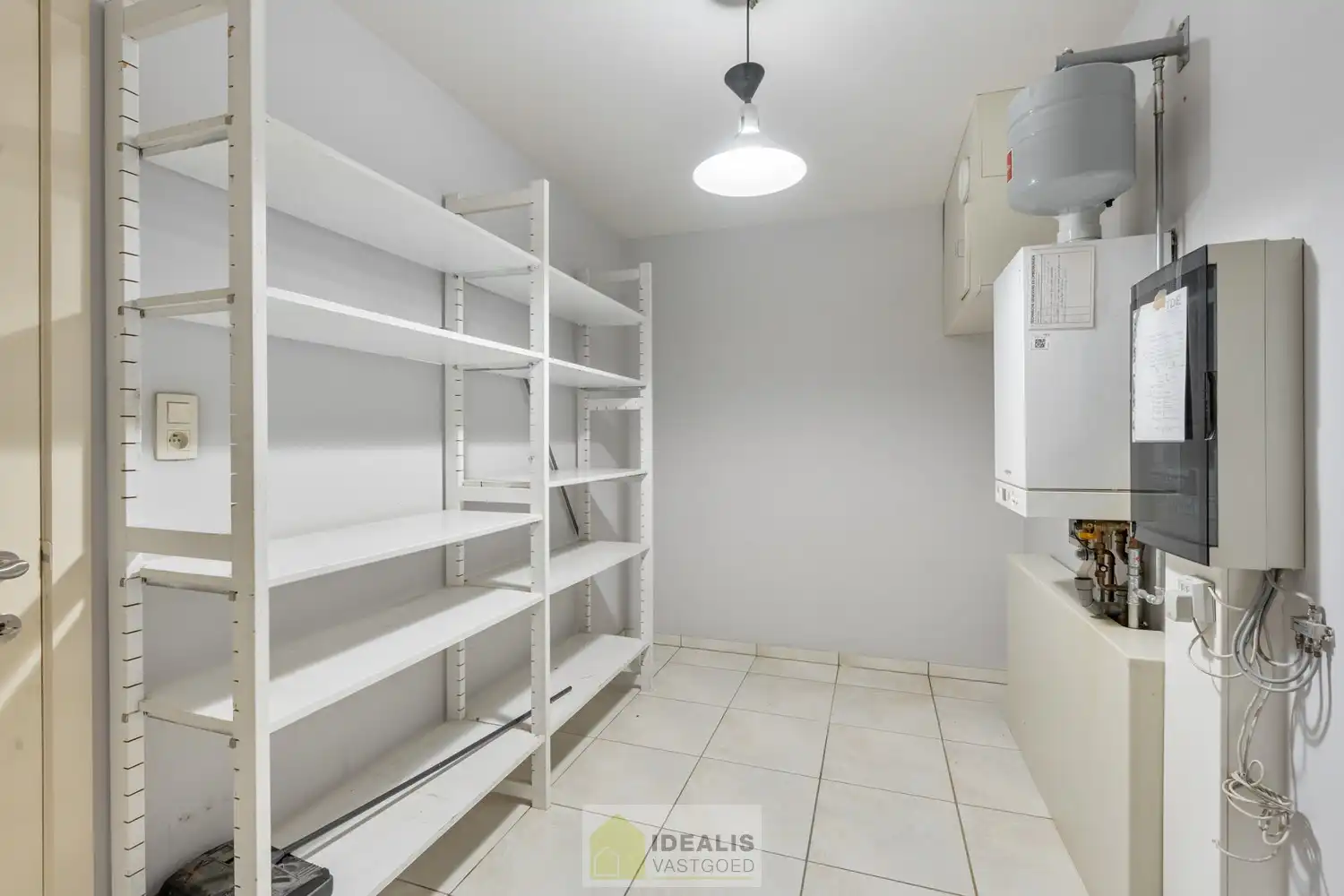 IDEALIS VASTGOED - PRACHTIG  EN LUXUEUS GELIJKVLOERS APPARTEMENT VAN MAAR LIEFST +-122M² IN EEN KLEINSCHALIGE RESIDENTIE MET 2 SLAAPKAMERS, AANGENAME LEEFRUIMTE MET AANSLUITEND KEUKEN MET KEUKENEILAND, BADKAMER VOORZIEN VAN BAD EN DOUCHE, ZEER RUIME GARAGE (+-28M²) EN TERRAS MET AANGELEGDE TUIN . Zeer geschikt voor kandidaten op zoek naar betaalbare woonruimte in zeer goede staat vlak bij de stadskern van Bree! foto 22