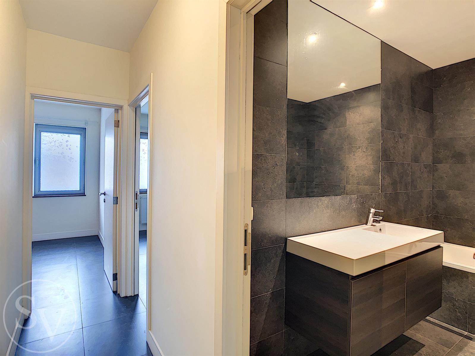 Gelijkvloers appartement, 2 slpk en tuin! foto 6