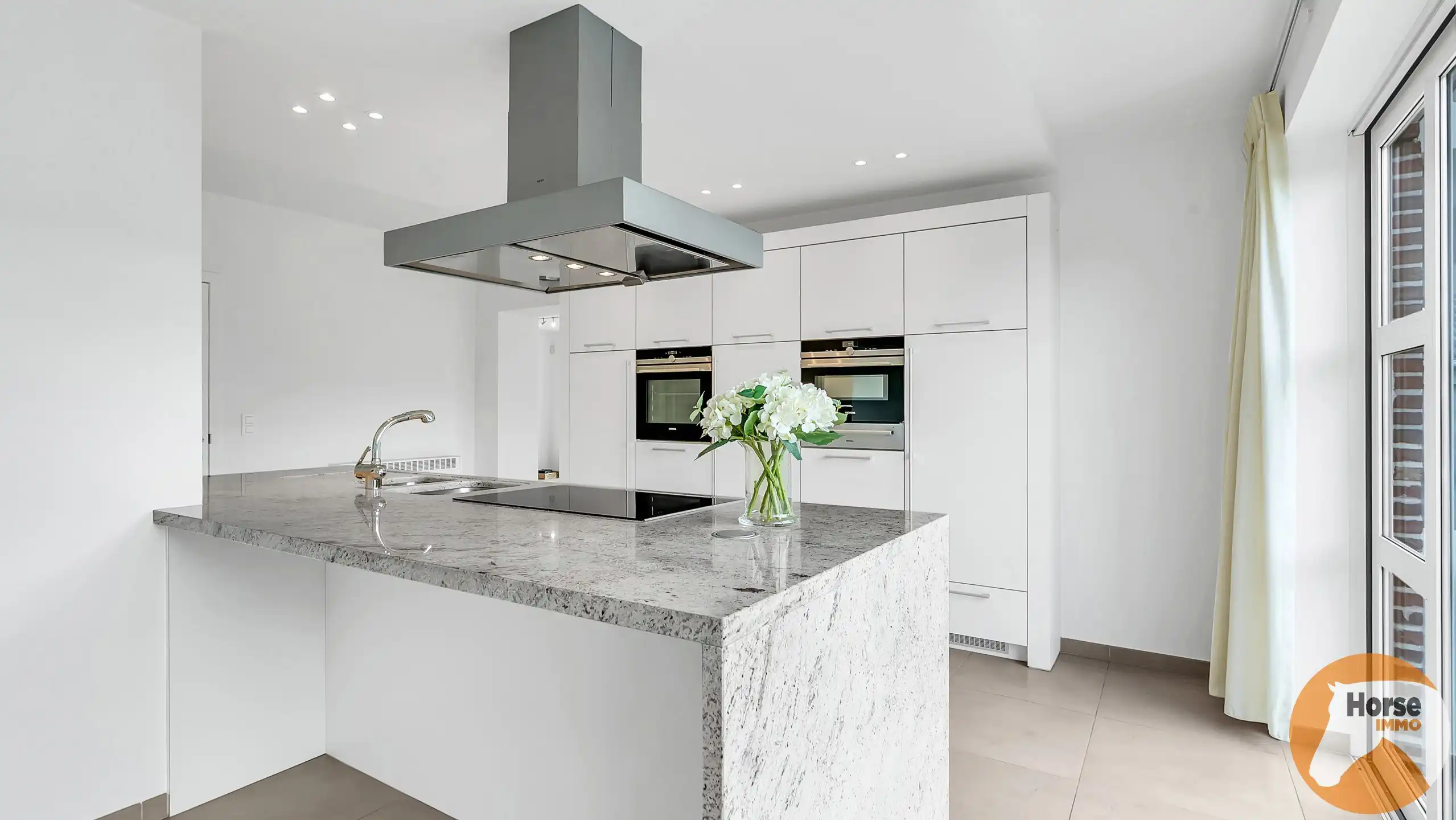 MEISE  – Landelijke woning met 3 loodsen op prachtig perceel foto 5