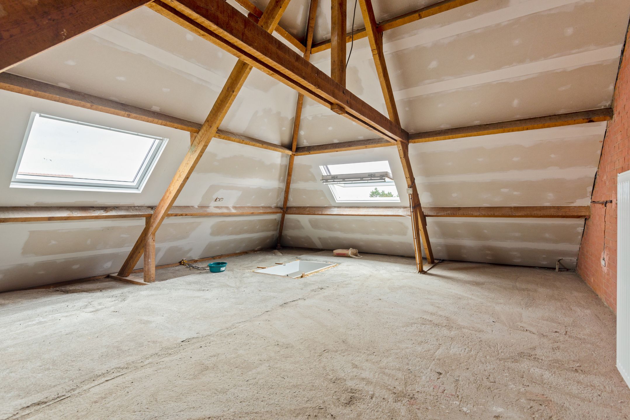 Instapkl. Half-open woning met 3 slpk, polyv. zolder, gar., oprit en tuin foto 22