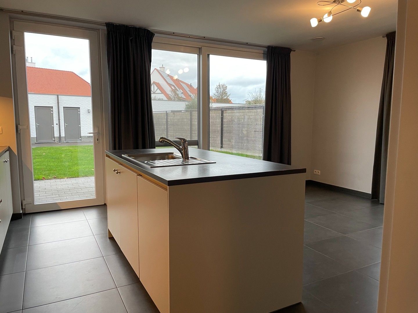 Recent en verzorgde hoekwoning met 2 parkeerplaatsen en garage foto 7