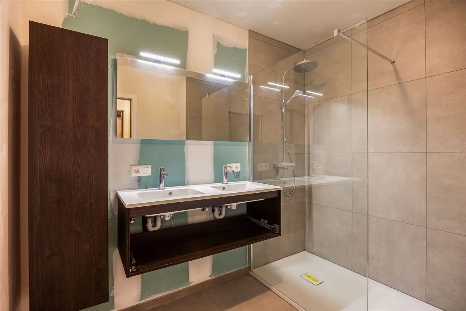 Nieuwbouwwoning met 2 slaapkamers, bureau, terras en staanplaatsen. foto 15