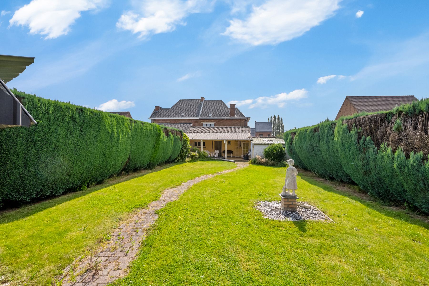 Te renoveren woning met potentieel op toplocatie foto 2