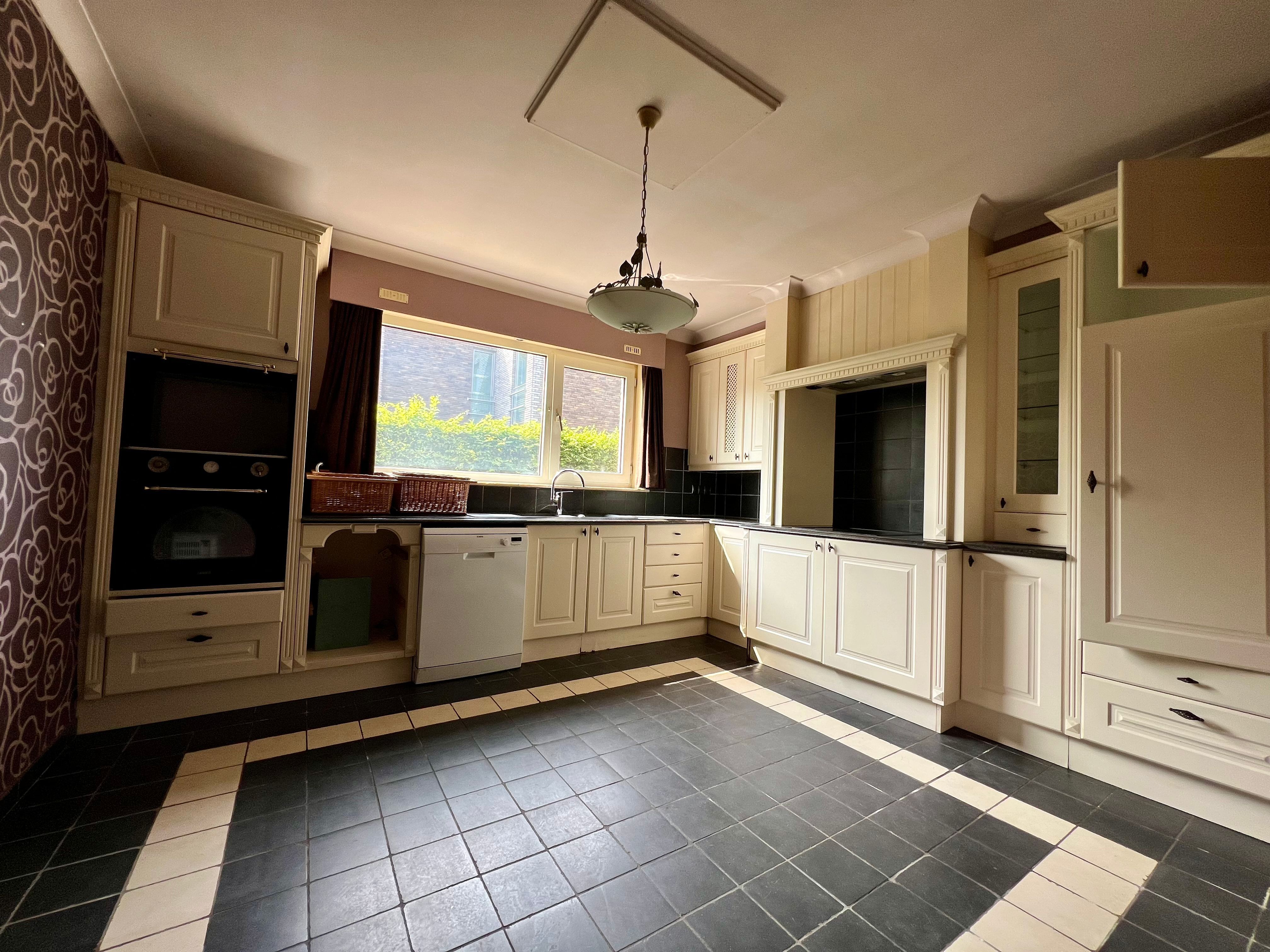 Ruime halfopen vierslaapkamerwoning te Oosteeklo foto 5