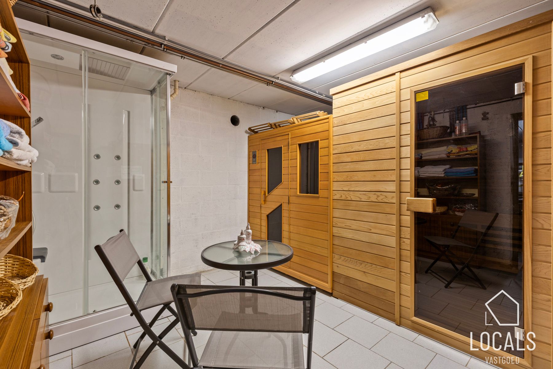 Prachtige eigendom met paardenstallen, zwembad en wellness  foto 16