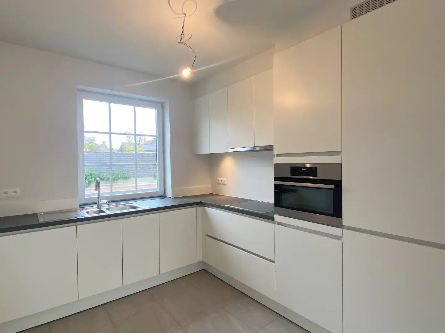 VERRASSEND RUIME WONING GELEGEN IN RUSTIGE WOONWIJK TE PITTEM foto 5