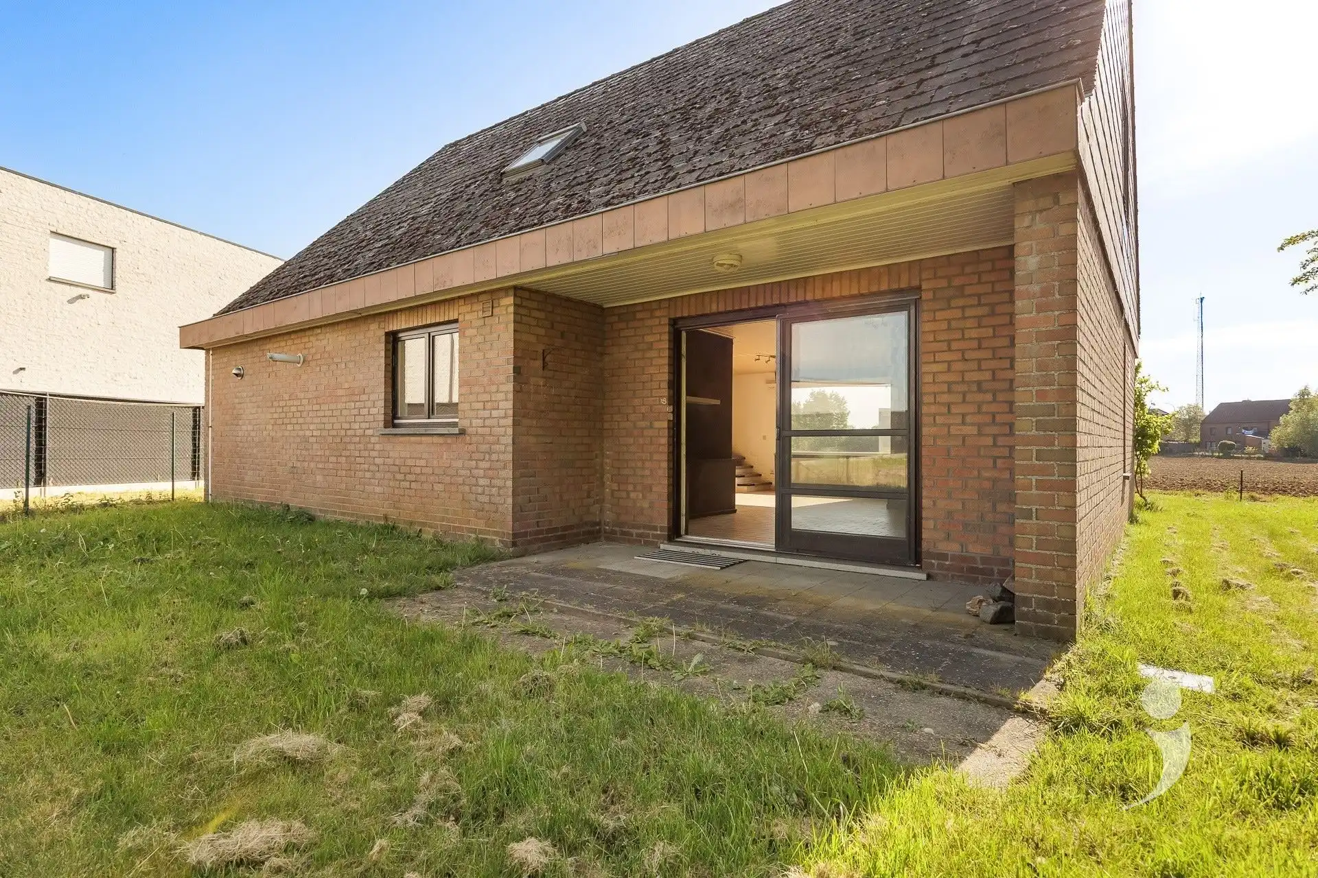 Ruime te renoveren woning met 3 slaapkamers foto 24