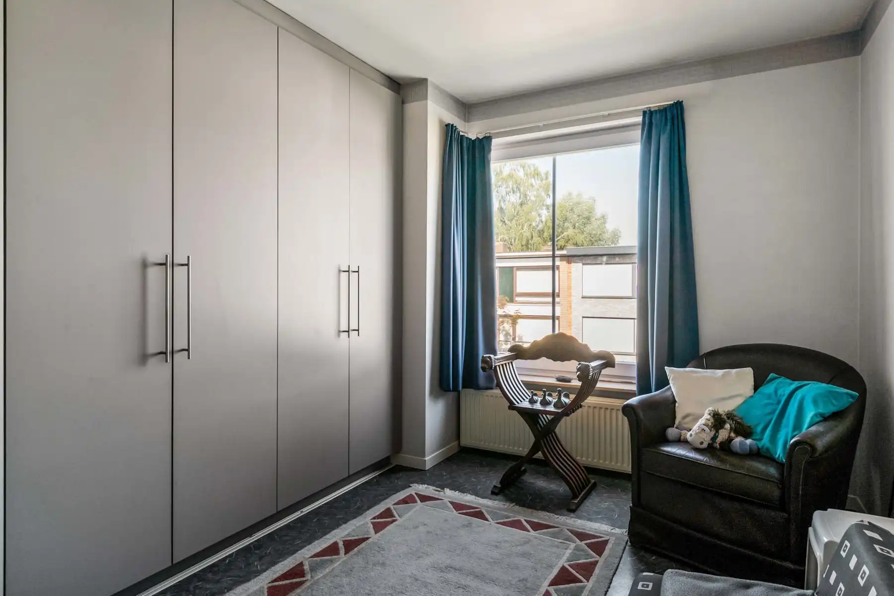 Lichtrijk appartement met garagebox en voorliggende oprit foto 16