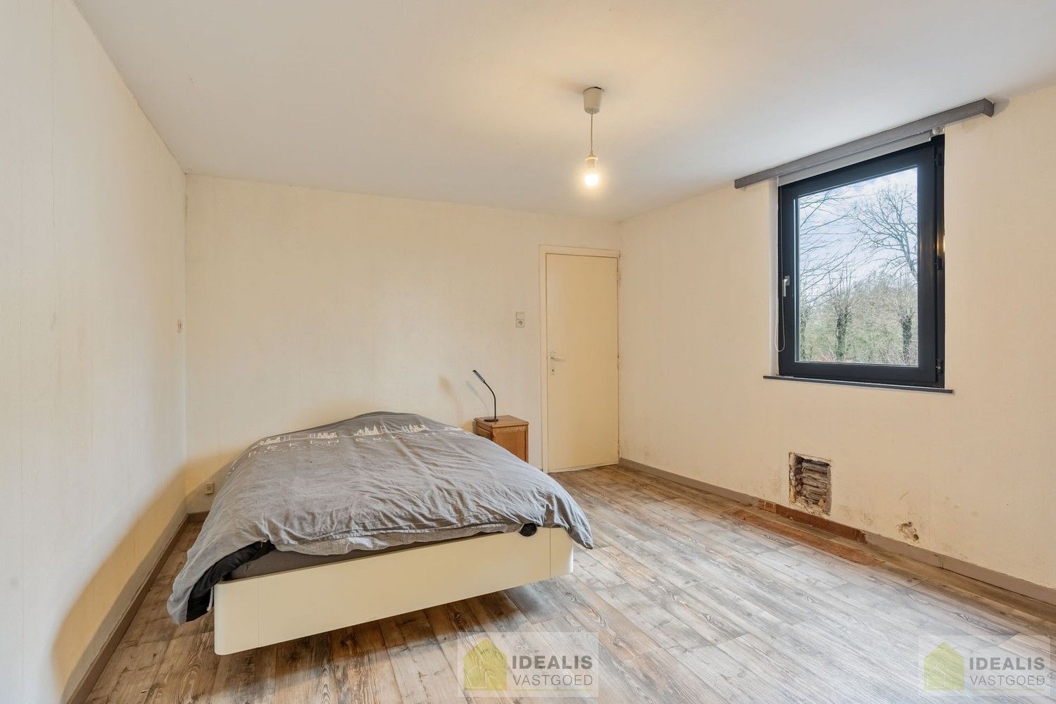 IDEALIS VASTGOED – CHARMANTE EENGEZINSWONING TE WIJCHMAAL, PEER! Deze woning omvat ca. 102m² bewoonbare oppervlakte op een perceel van 2a24ca met op het gelijkvloers inkomhal, bureau, woonkamer, keuken, toilet en berging. Op de verdieping 2 slaapkamers, dressing (mogelijkheid tot 3de slaapkamer in dressing) en badkamer. Uiterst geschikt voor kandidaten op zoek naar een betaalbare woning. foto 11