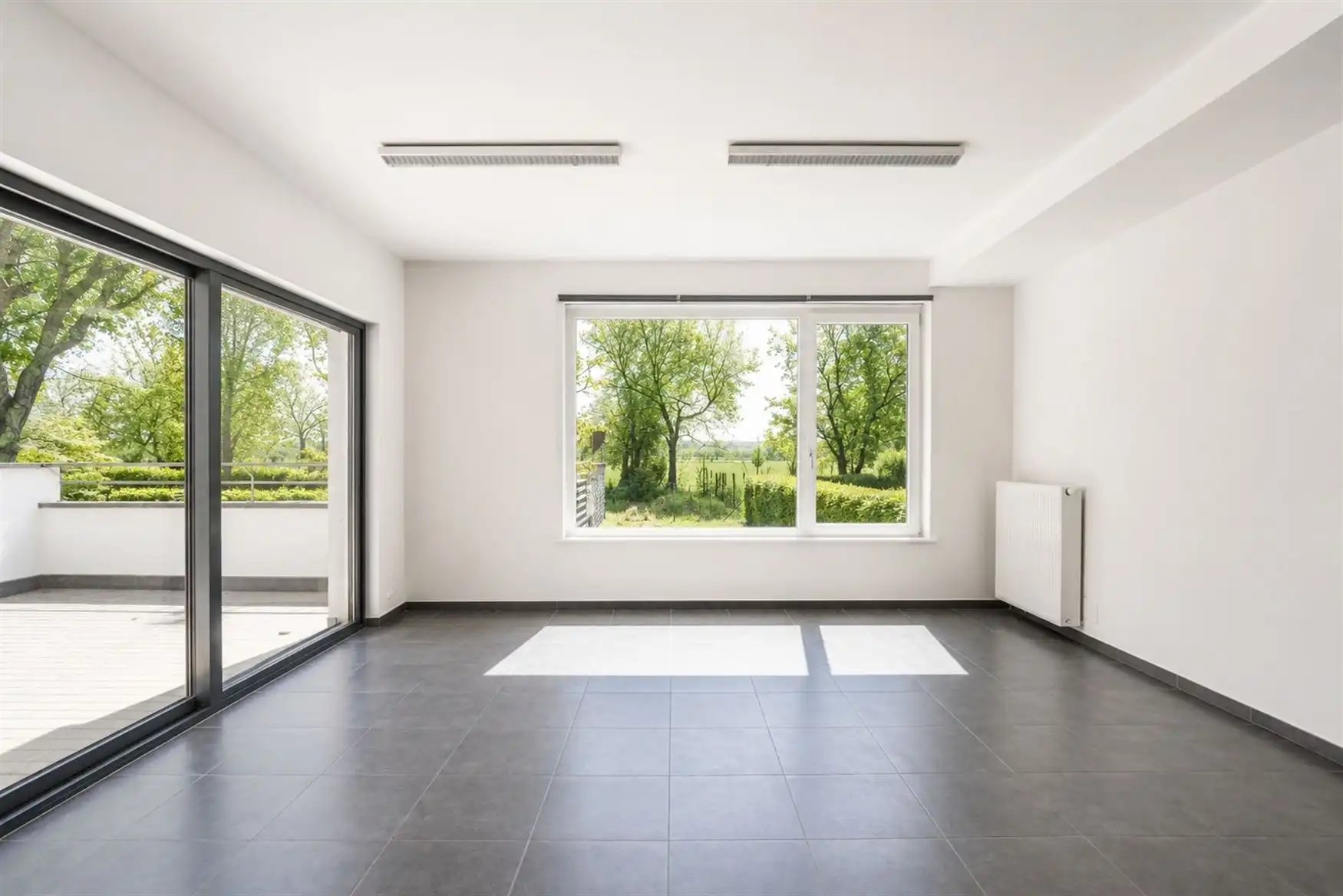 Ruime woning met zuidgerichte tuin en open zicht. foto 8