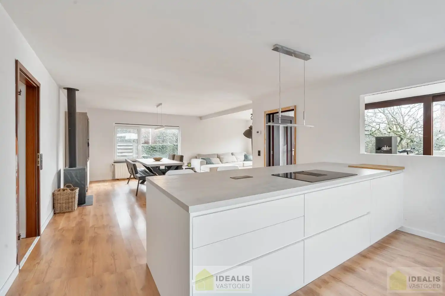 INSTAPKLARE GERENOVEERDE BUNGALOW MET LICHTRIJKE LEEFRUIMTE EN AANSLUITEND ZEER RUIME MODERNE KEUKEN, BADKAMER, VERANDA EN 3 GOEDE SLAAPKAMERS OP EEN KNAP PERCEEL VAN 9A 48A. DAARNAAST IS DE WONING VOLLEDIG ONDERKELDERD! Deze goed ingedeelde woning omvat +-145m² bewoonbare oppervlakte verdeeld over een lichtrijke woonkamer met aansluitend een zeer ruime moderne keuken, badkamer, veranda, 3 goede slaapkamers en tevens is de woning volledig onderkelderd. De woning is gelegen op een aangenaam perceel van 9a 48ca vlakbij het centrum van Bree, op fietsafstand van winkels, horeca en scholen,… Zeer geschikt voor kandidaten op zoek naar een gerenoveerde woning die ruimte en rust biedt doch dicht bij allerlei faciliteiten is gelegen. foto 4