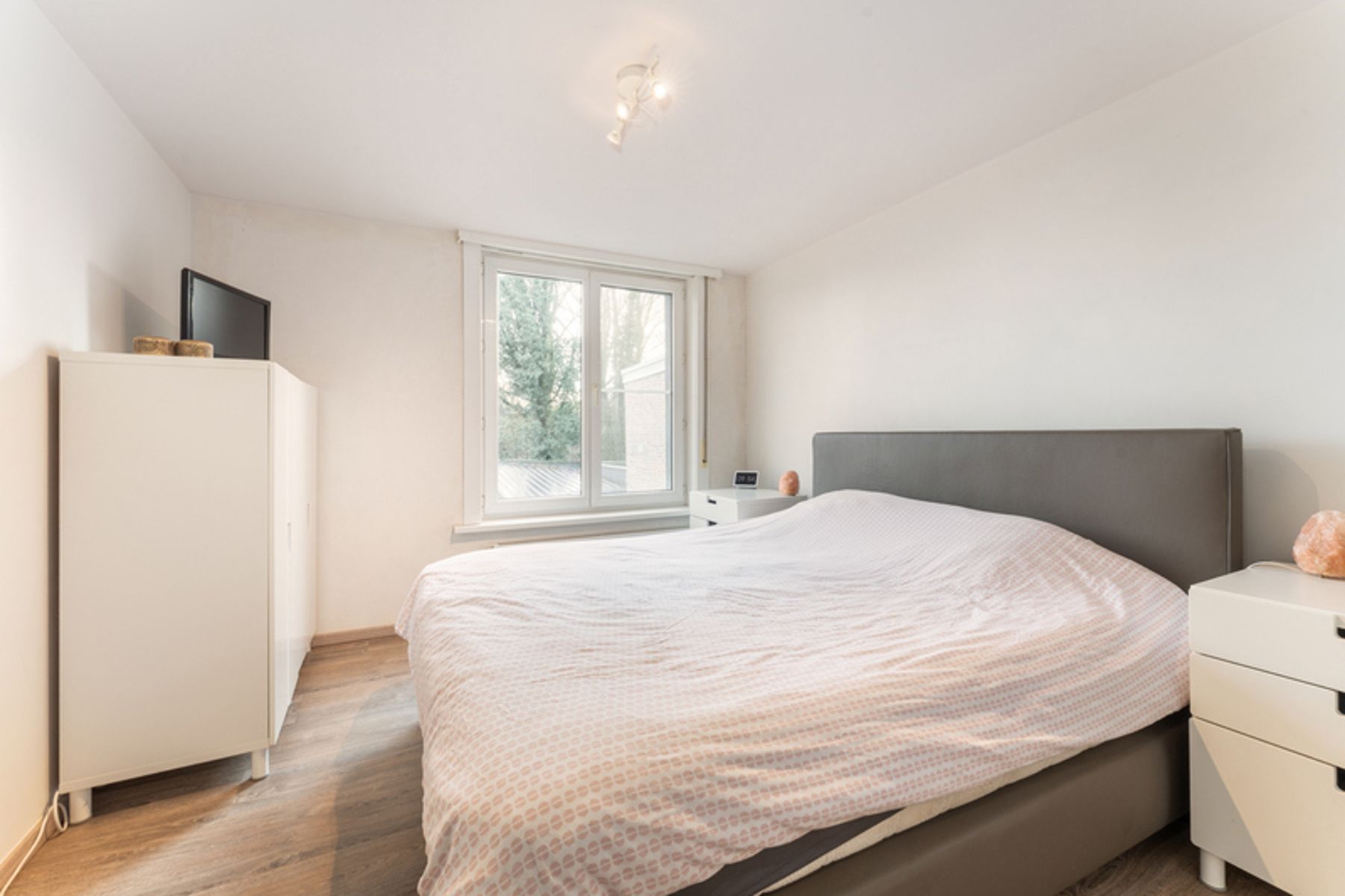 Vernieuwde woning met garage en stadstuintje foto 14