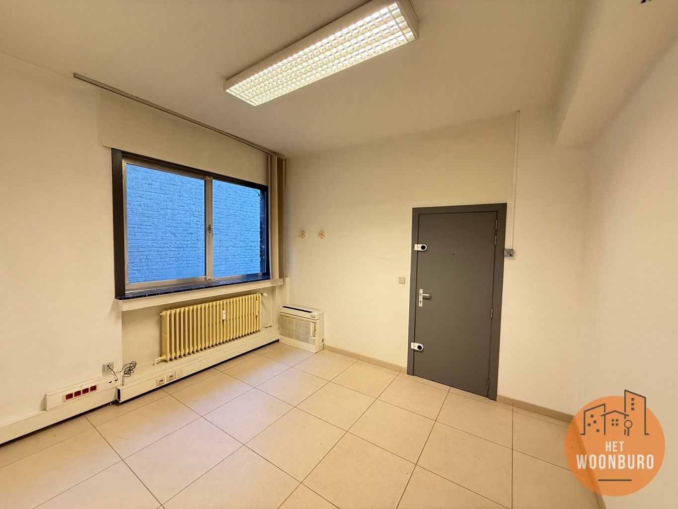 Handelsgelijkvloers met polyvalente ruimte, burelen & opslag foto 3