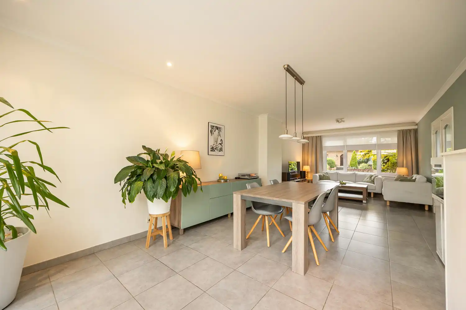 INSTAPKLARE GEZINSWONING MET 4 SLAAPKAMERS EN HEERLIJKE TUIN OP TOPLOCATIE OP DE GRENS EDEGEM/WILRIJK foto 5