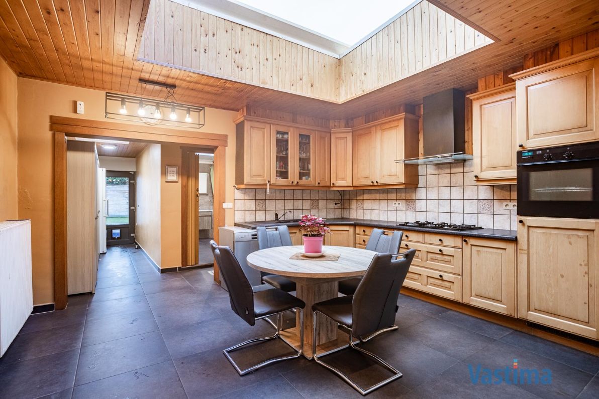 Stadswoning met zonnepanelen en tuin foto 6