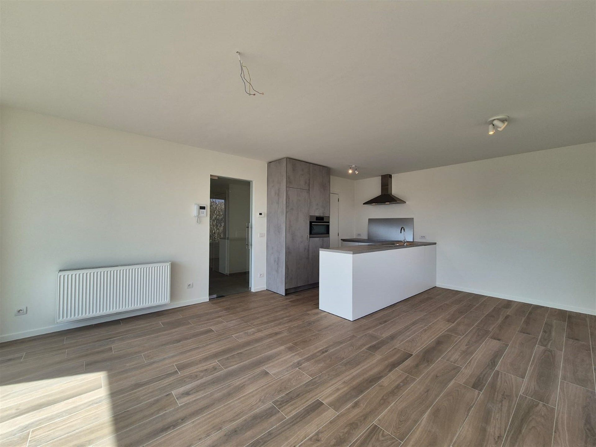 Lichtrijk nieuwbouw appartement met terras en staanplaats. foto 4