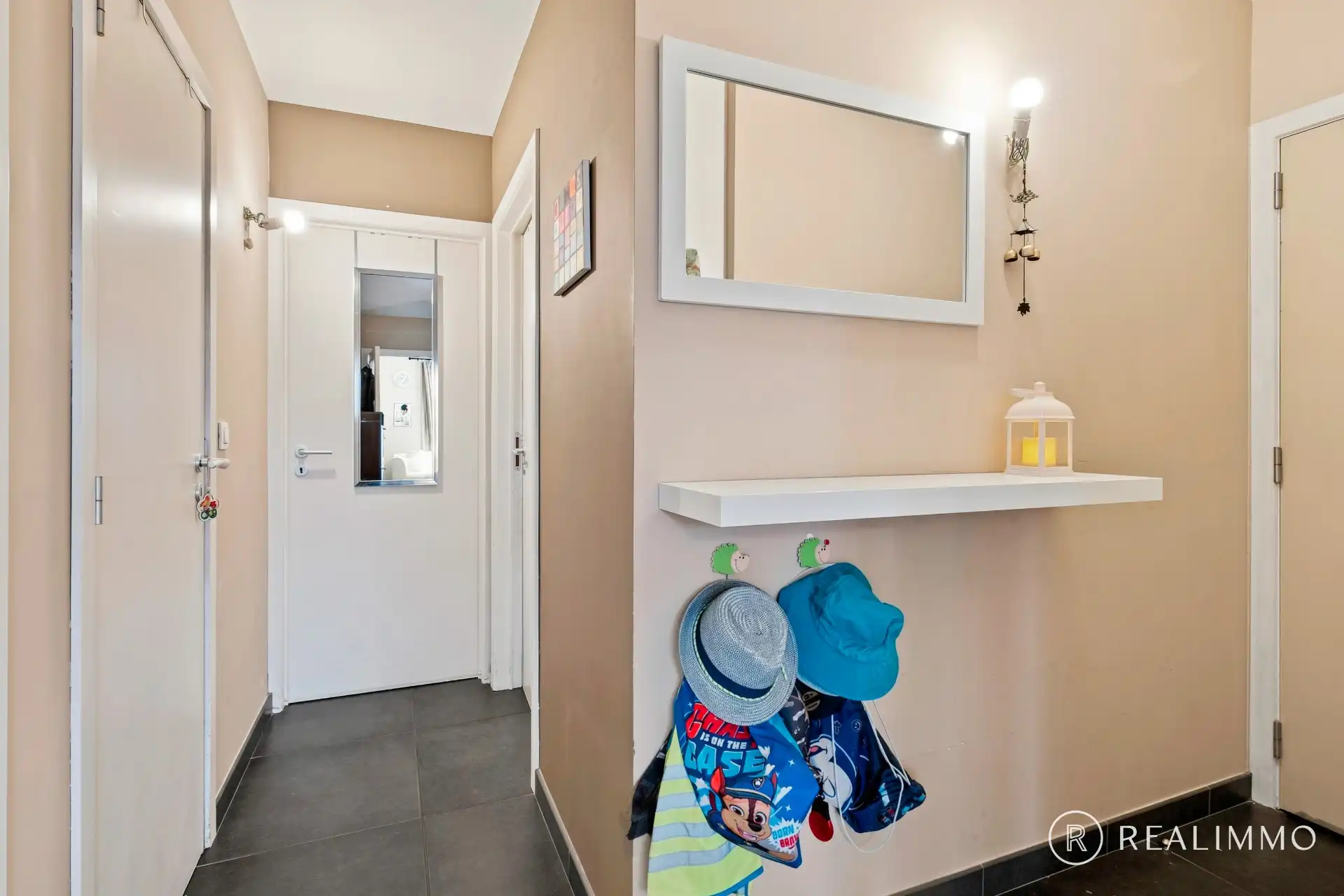Ruim appartement met 2 slaapkamers, garage en parkeerplaats in Wielsbeke, ideaal gelegen voor comfortabel wonen! foto 5
