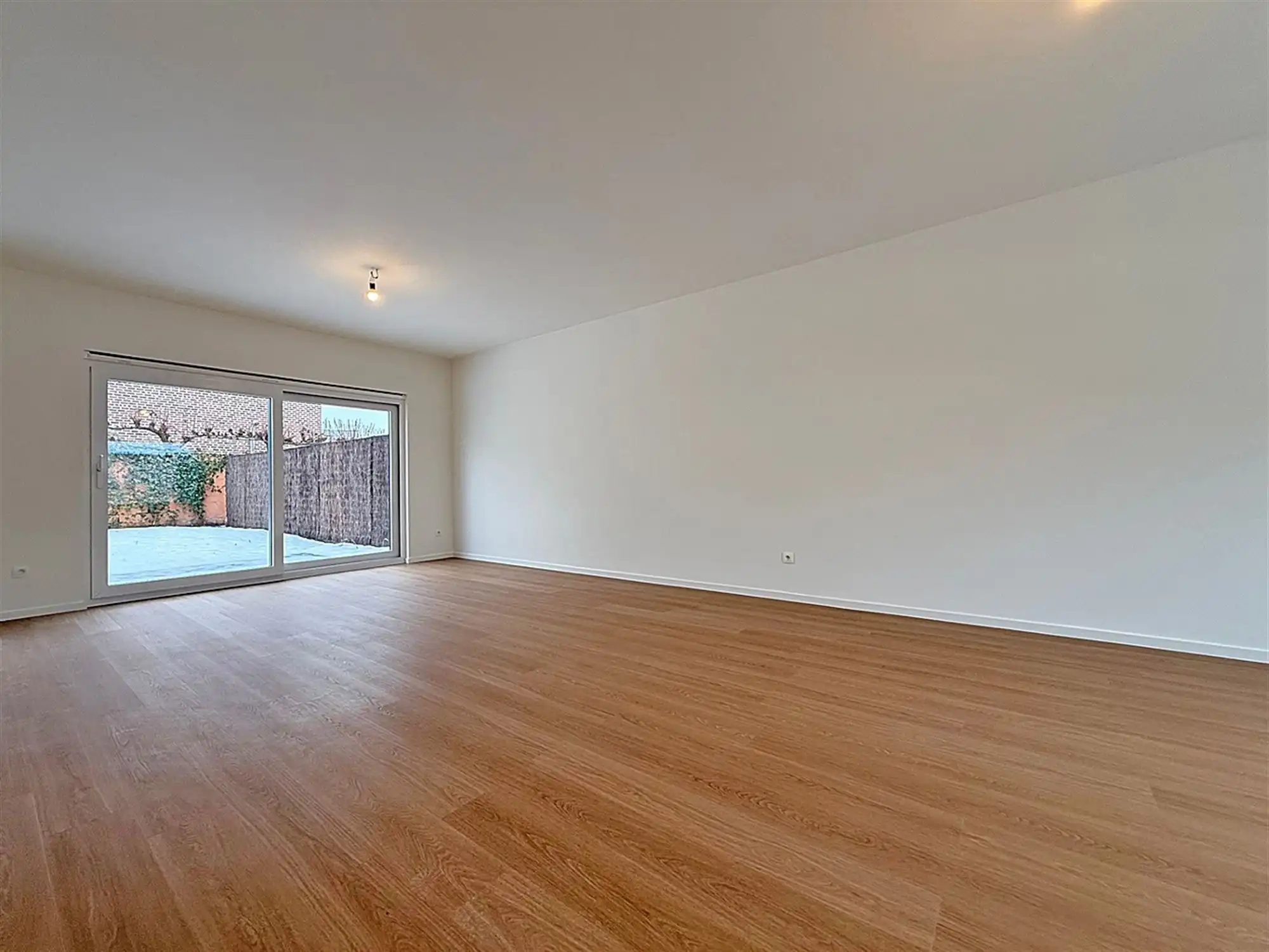 INSTAPKLARE gerenoveerde WONING met 3 slpks, badk., garage & tuintje/terras. foto 4