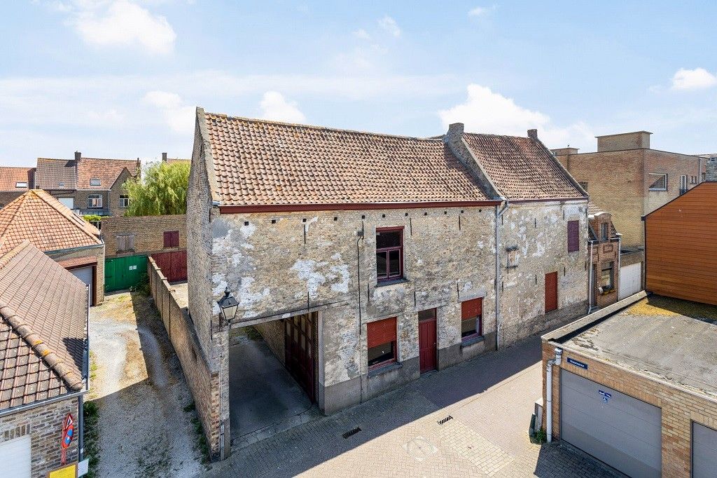 VEURNE: Historisch gebouw (reeds vermeld begin 15de eeuw, verbouwd in 1716) met meerdere garages pal in het centrum van Veurne op 673m² grondoppervlakte. foto 2