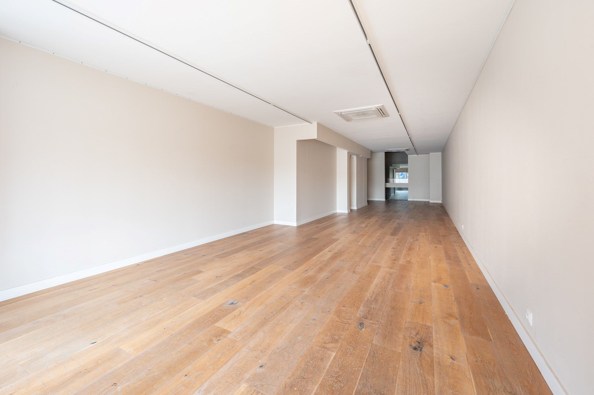 Winkel op toplocatie in de Kustlaan te Knokke-Zoute foto 2