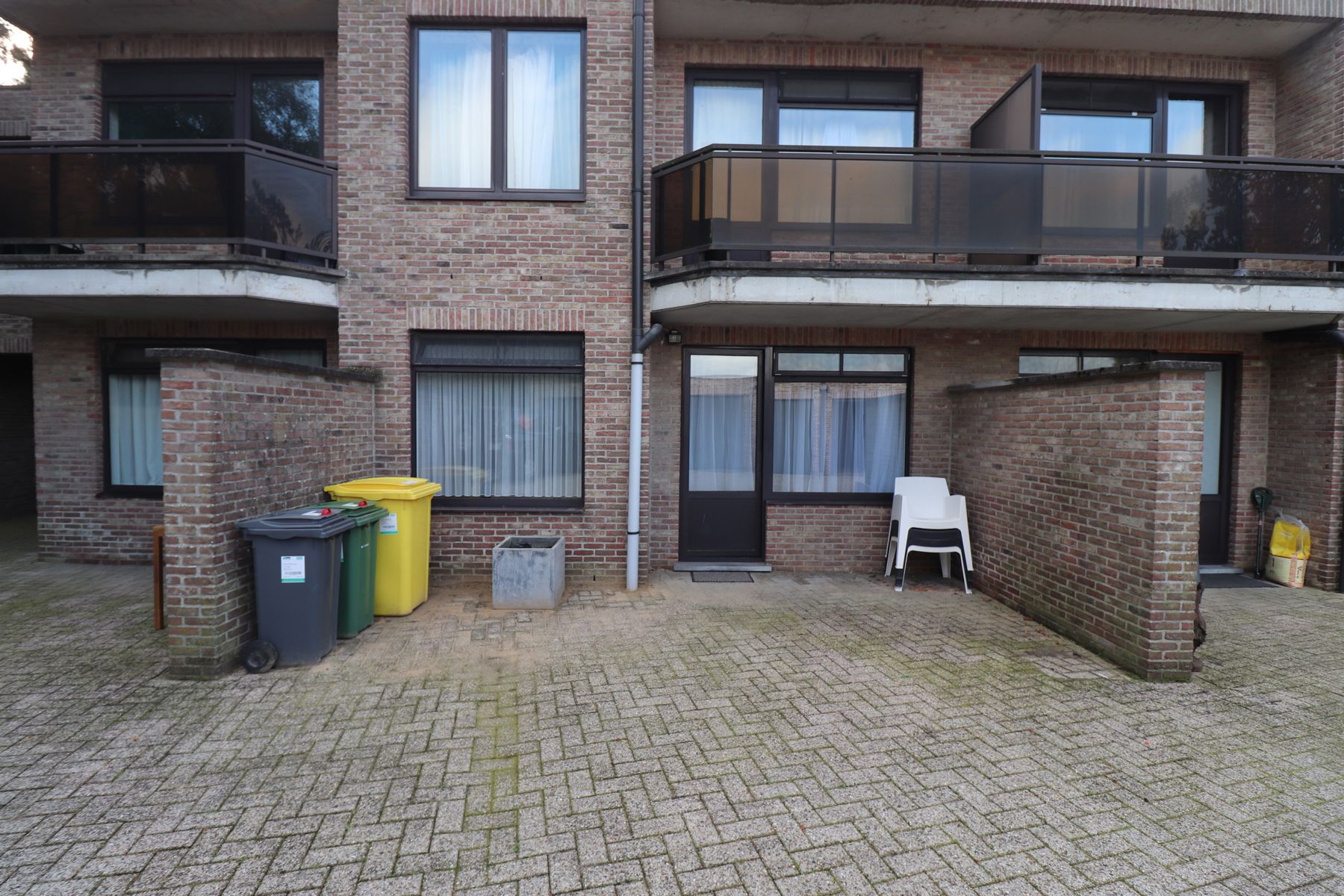 Een instapklaar appartement op de benedenverdieping links van de rechter ingang - met terras en garage. foto 12