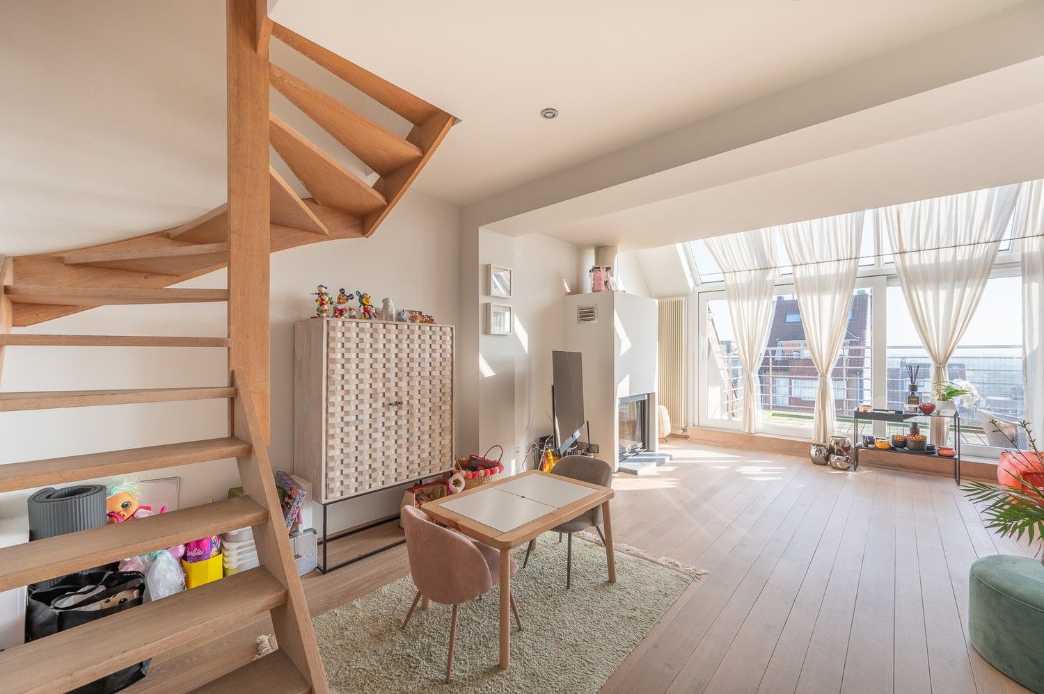 Subliem duplex appartement met 2 mooie terrassen pal in het hartje van Knokke. foto {{pictureIndex}}