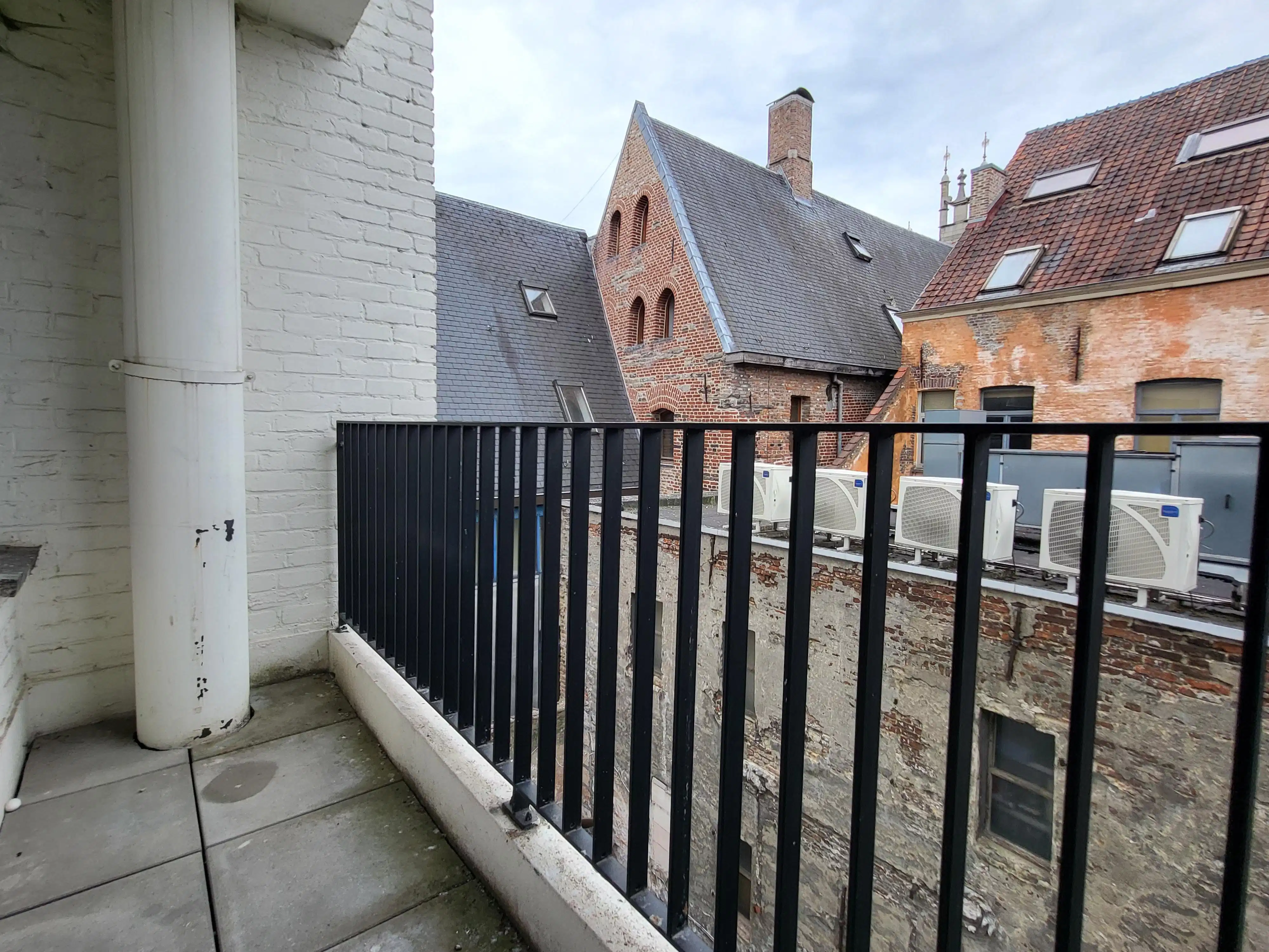 GERENOVEERD APPARTEMENT IN 2020 MET 1 SLAAPKAMER EN TERRAS, in het centrum van Gent.  foto 3
