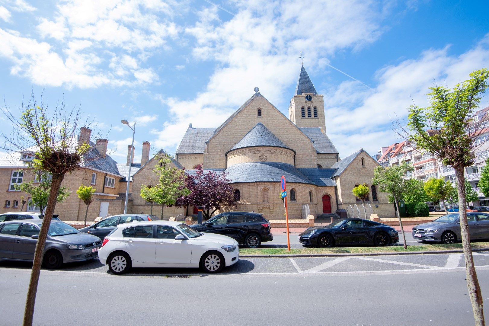 Ruim gelijkvloersappartement met 7,5m gevelbreedte en met binnenkoer 50m² gelegen vlakbij de Dumortierlaan foto 4