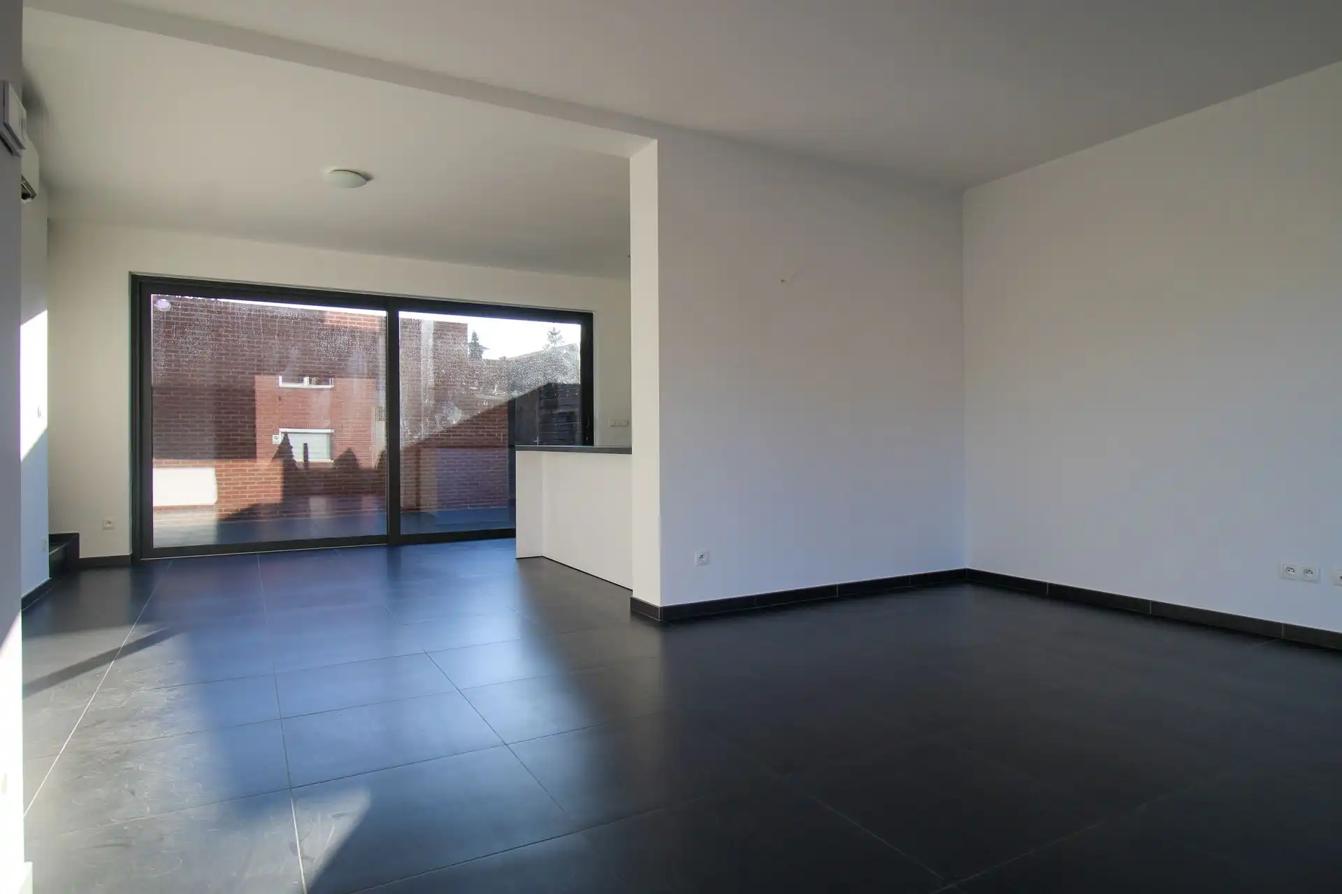 Instapklare gezinswoning met 3 slaapkamers, carport en onderhoudsvriendelijke tuin in het hart van Uikhoven! foto 5