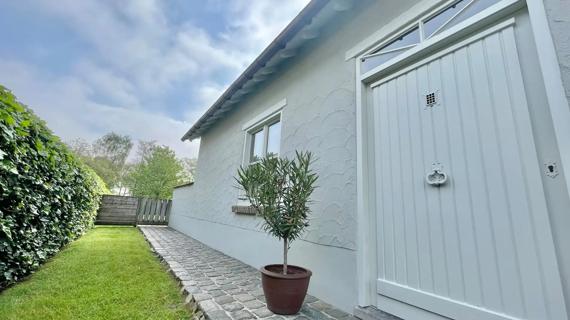 Villa met 3 kamers, 20 zonnepanelen en een dubbele garage op 800 m² foto 7