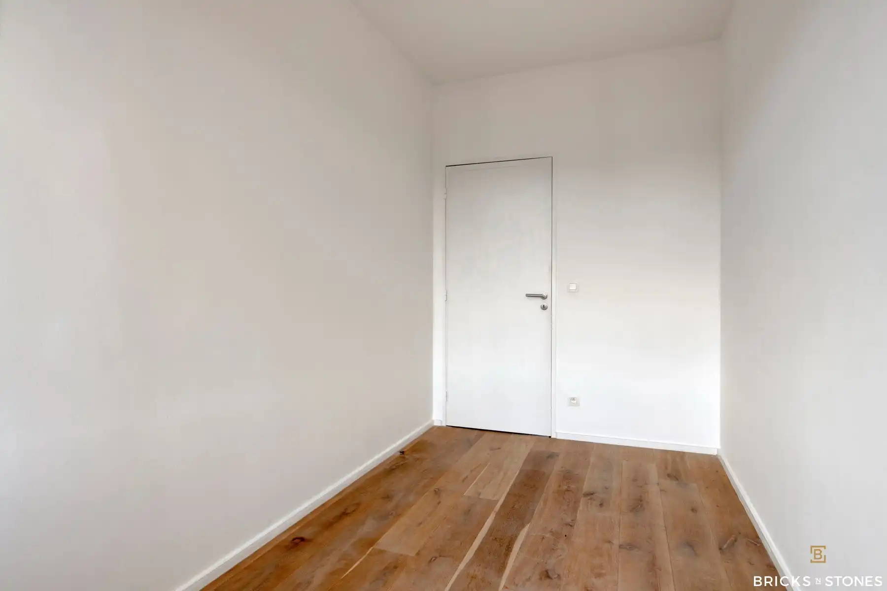 Lichtrijk 3-slaapkamerappartement met terras foto 9