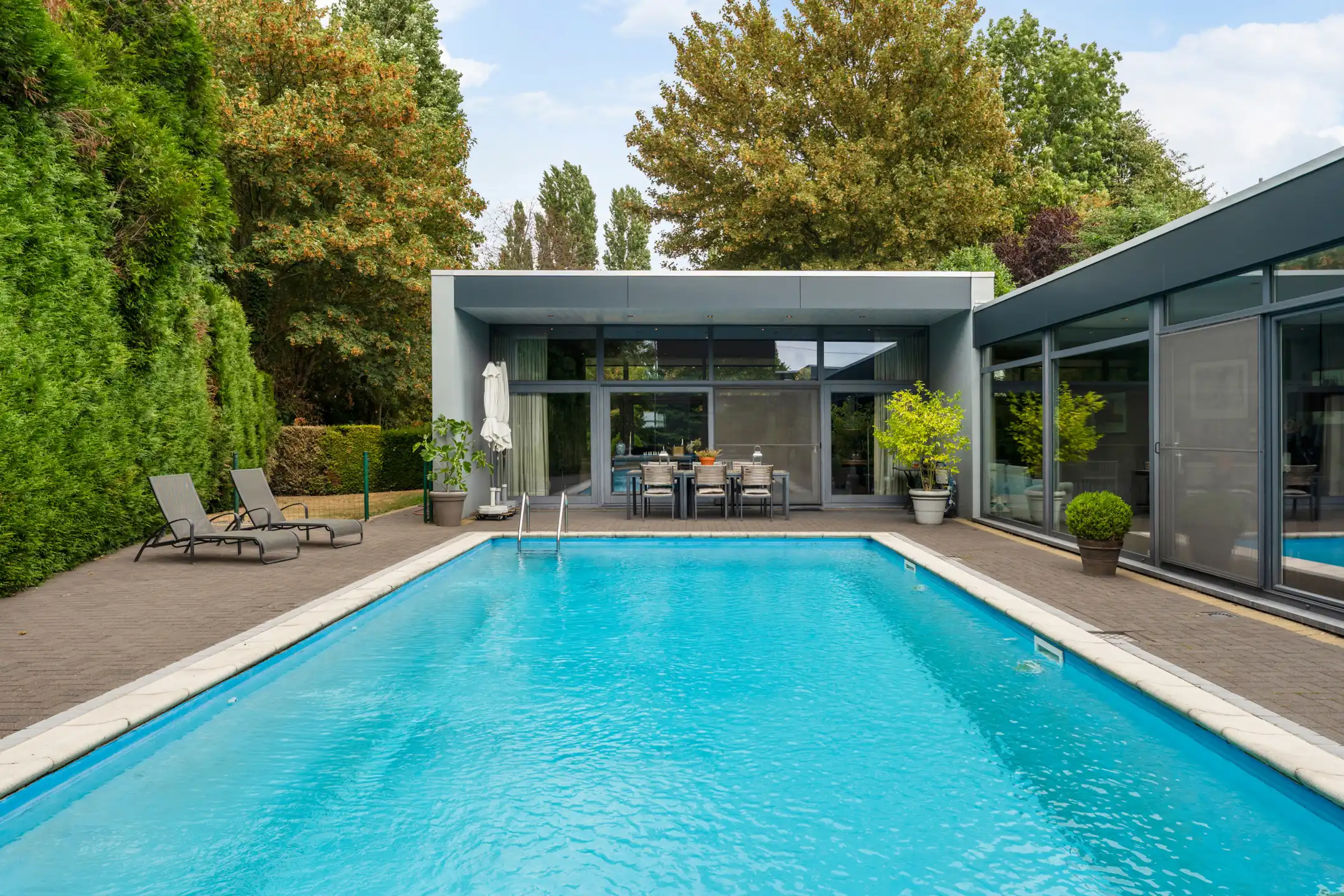 Architecturale villa met zwembad en parktuin foto 11