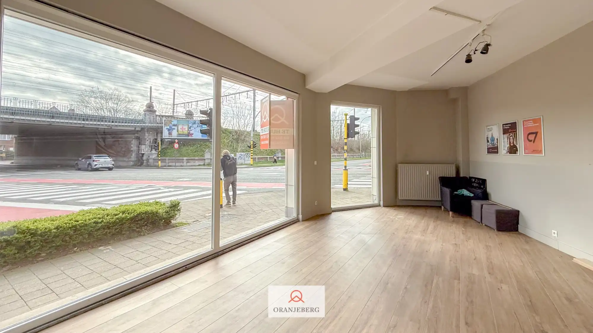 Hoek handelspand op commerciële ligging met veel visibiliteit foto 24