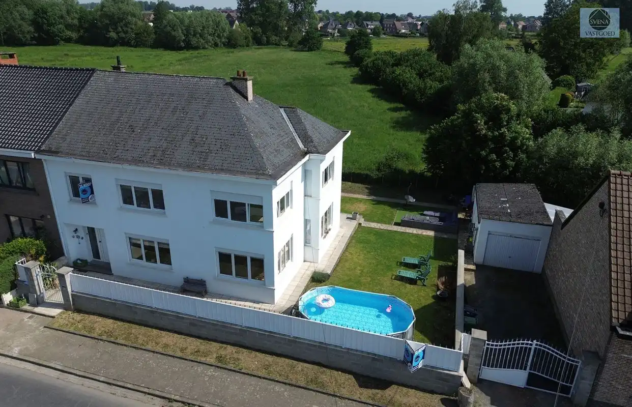 Hoofdfoto van de publicatie: VERNIEUWDE WONING MET 4 SLAAPKAMERS EN TUIN