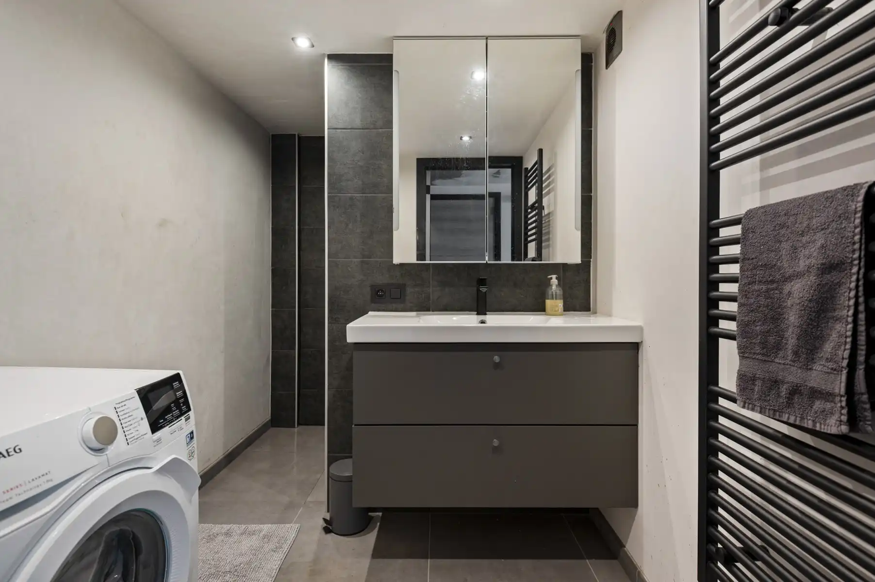 IN OPTIE !! Instapklare woning met tal van mogelijkheden en aangename buitenruimte foto 9