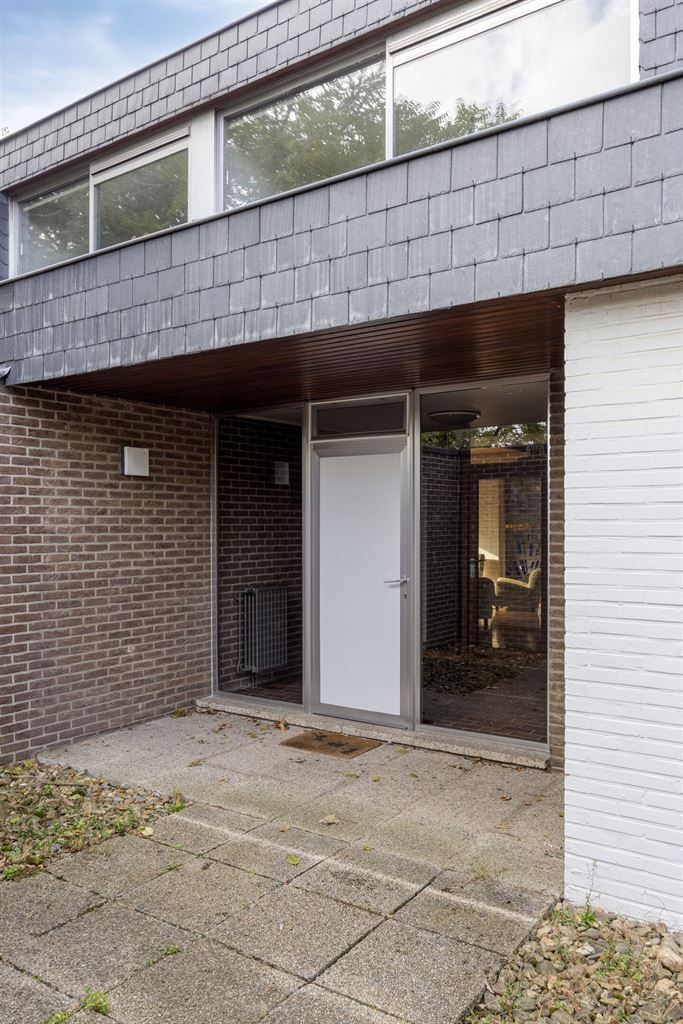 Vrijstaande woning in 70s stijl op een uniek perceel van 15a93ca met 5 slaapkamers, inpandige garage en riante tuin, gelegen op een rustige toplocatie nabij het centrum van Maaseik. foto 2