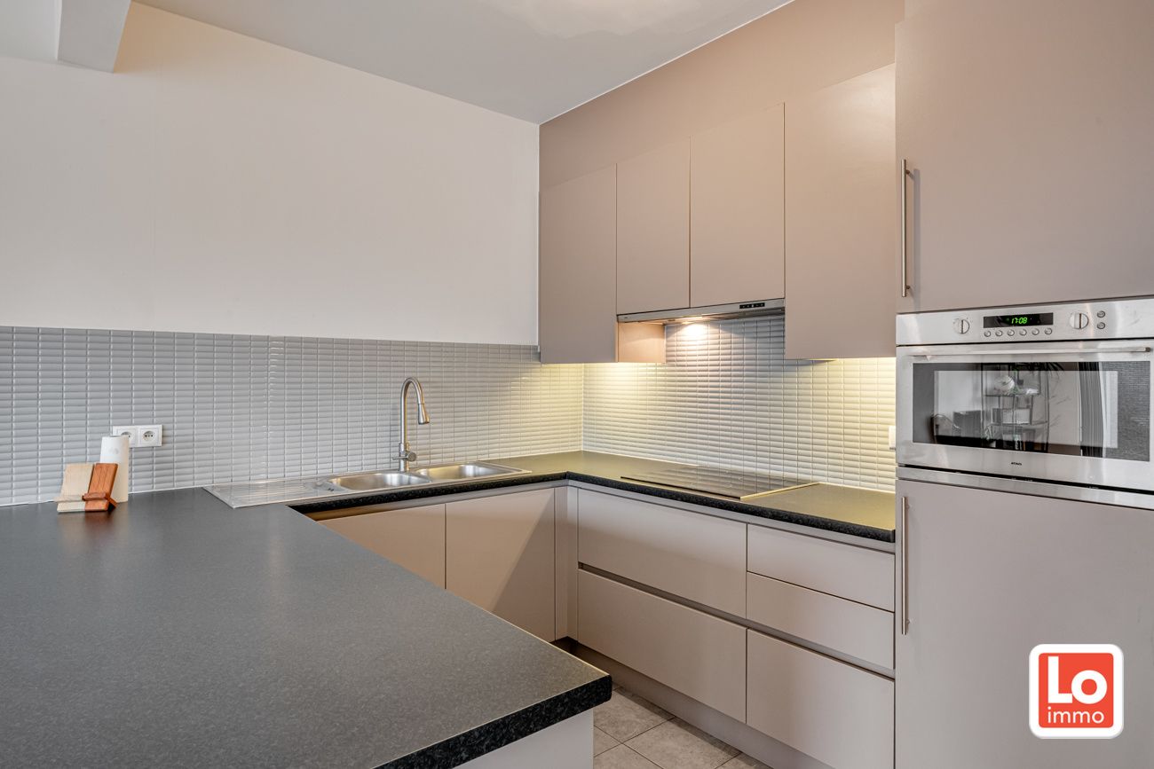 Ruim instap klaar appartement met overdekt terras en ondergrondse autostaanplaats op een toplocatie vlakbij het centrum van Lokeren! foto 9