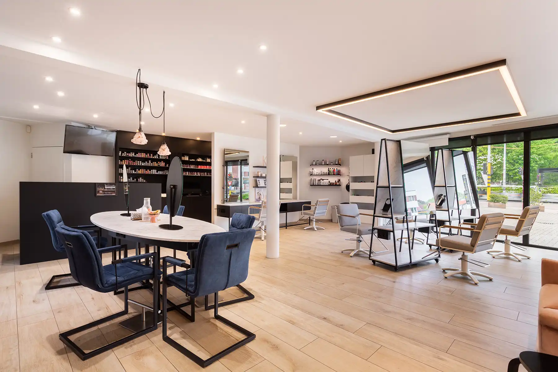 Modern gebouw met handel gelijkvloers en duplex-appartement. foto 5