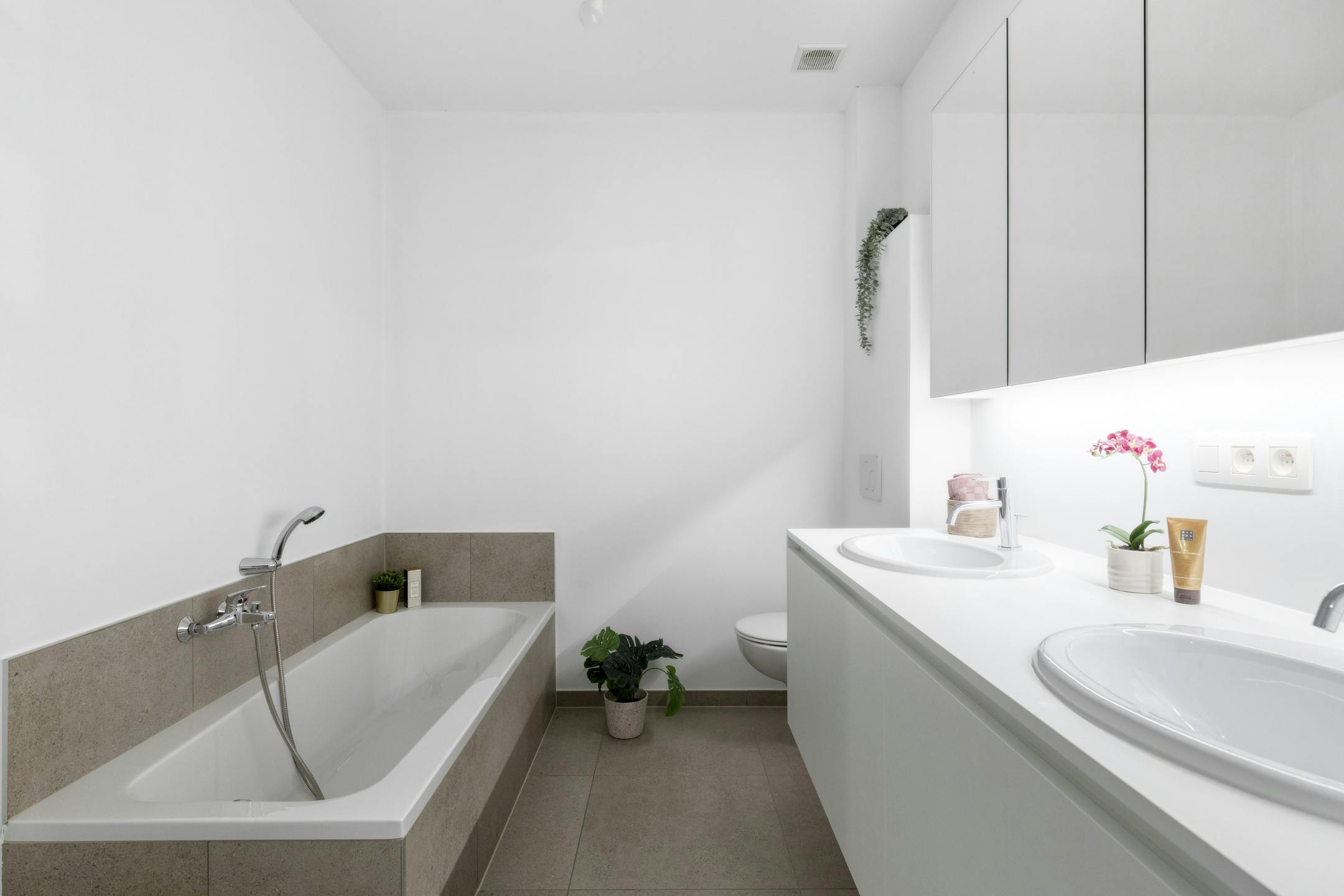 Instapklare nieuwbouwwoning met 3 slaapkamers en zwemvijver foto 10