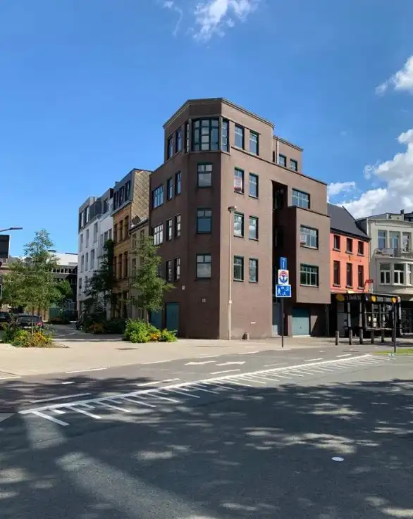 INSTAPKLAAR KANTOORGEBOUW MET UITSTRALING foto {{pictureIndex}}