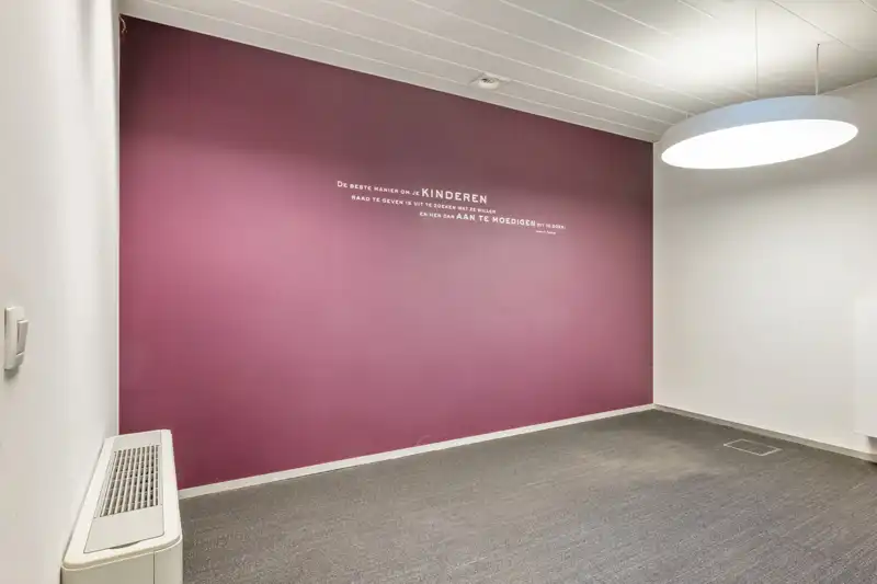 Roeselare-stadskern. Kantoor / praktijkruimte van 164m2, onlangs vernieuwd. Grote zichtbaarheid en uitkijkend op het Coninckplein. Ideaal voor groepspraktijk, galerij, boekhoudkantoor, private training,... foto 12