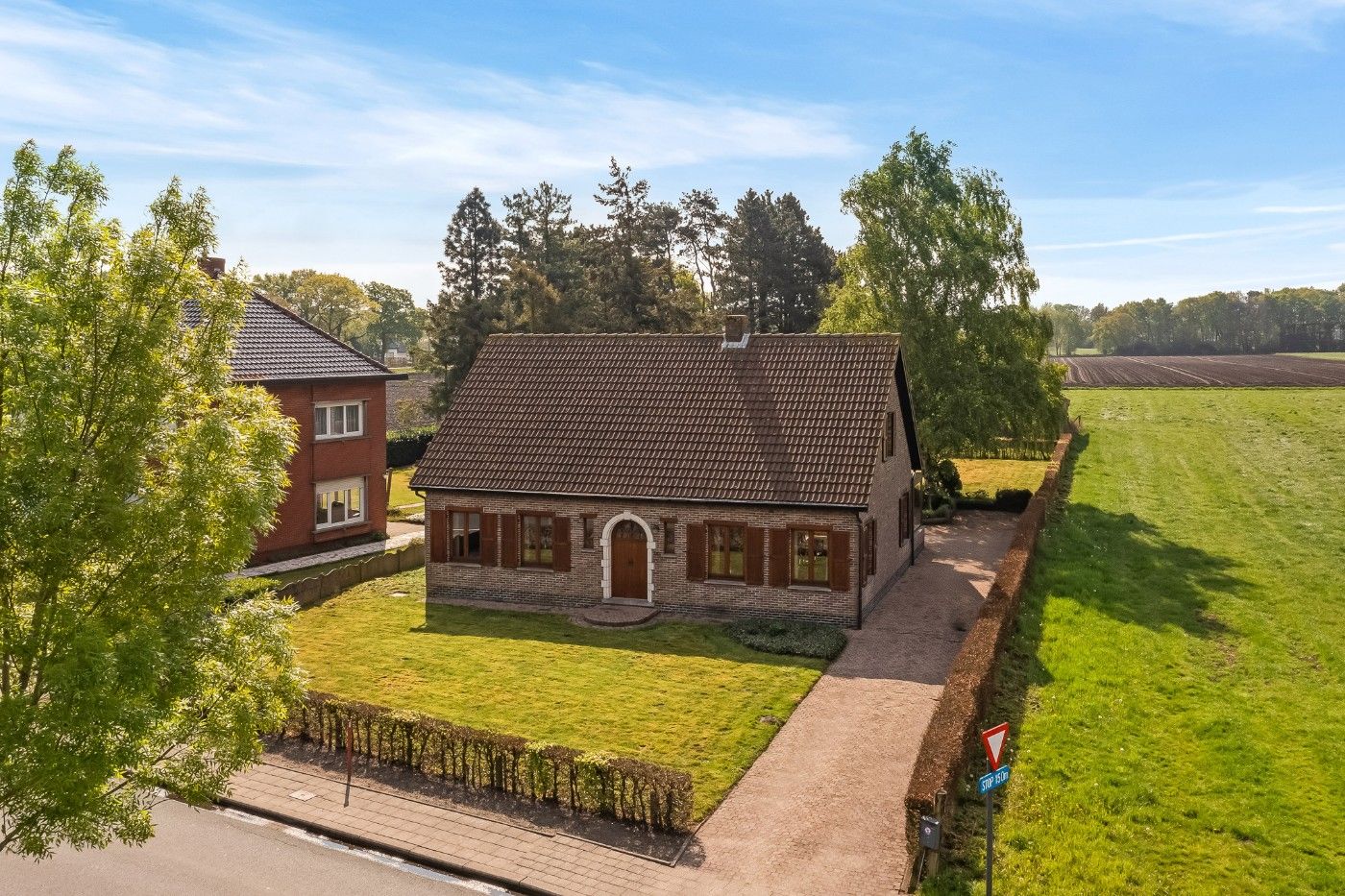 Hoofdfoto van de publicatie: Landelijke, vrijstaande woning met 3 slpk., garage, schuur en zuid-tuin